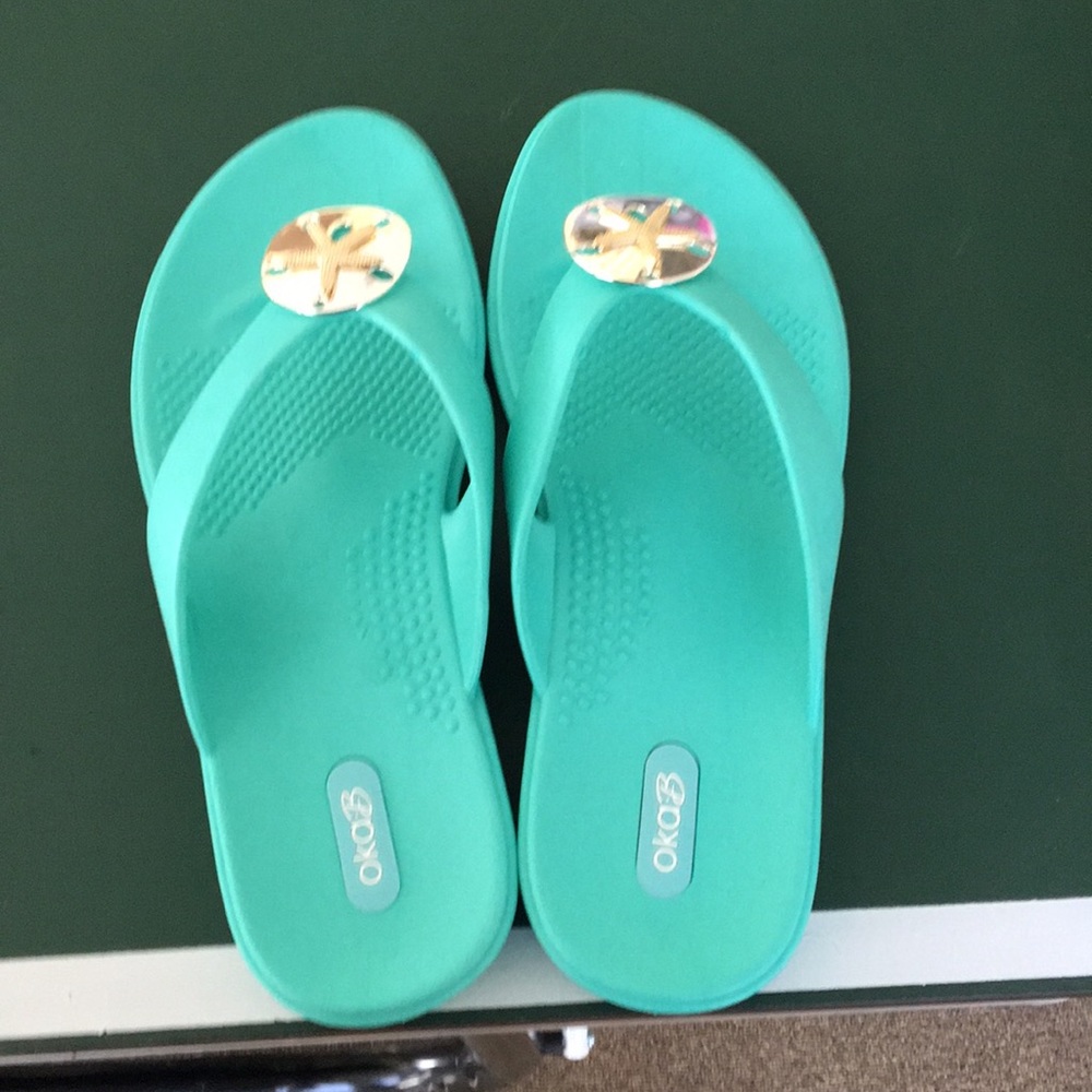 Oka B flip flops size medium